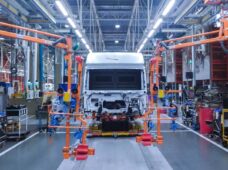 Equipamento de manuseio para linhas de montagem reduz risco ergonômico de funcionários