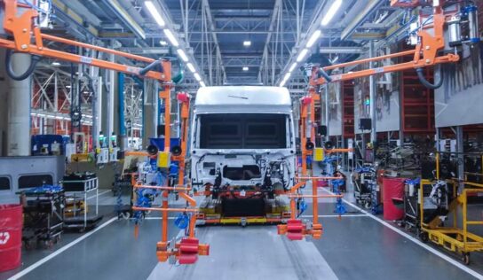 Equipamento de manuseio para linhas de montagem reduz risco ergonômico de funcionários