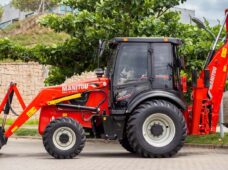 Chega ao Brasil nova linha de retroescavadeiras versáteis