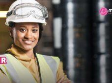 Movimento seleciona mulheres para curso gratuito de operação em retroescavadeira