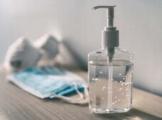 Empresas que fornecem álcool em gel e máscaras podem recuperar PIS/COFINS