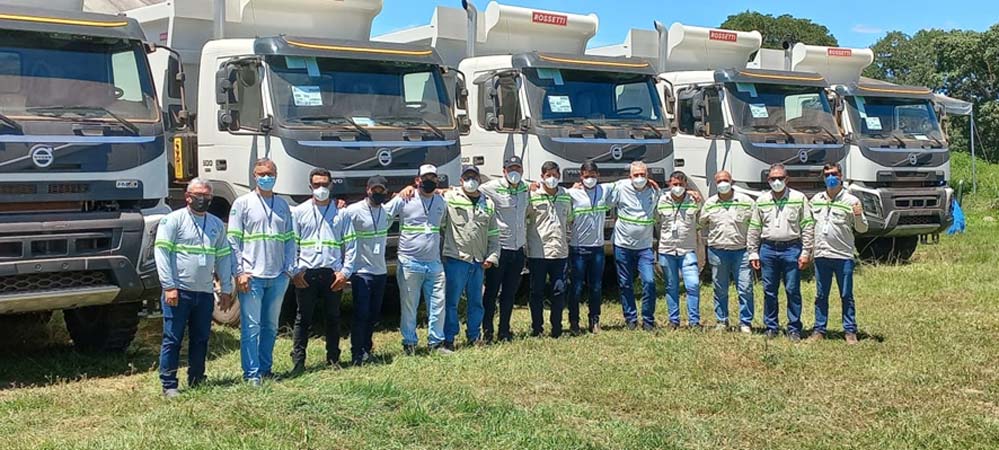 Mineradora recebe frota de caminhões para operações de terras raras em Minaçu