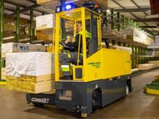 Empilhadeira elétrica trabalha em modo de avanço, lateral e “caranguejo”