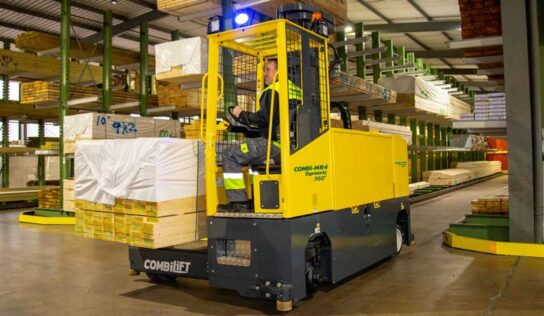 Empilhadeira elétrica trabalha em modo de avanço, lateral e “caranguejo”