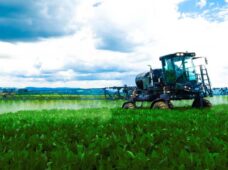 Novo pulverizador autopropelido tem transmissão hidrostática