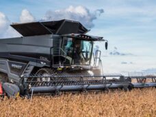 Colheitadeira conta com tanque de grãos de 17,1 mil litros