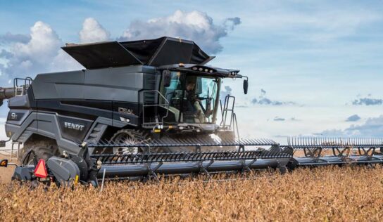 Colheitadeira conta com tanque de grãos de 17,1 mil litros