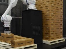 Novo cobot fará demonstração de paletização de caixas até 2 metros de altura