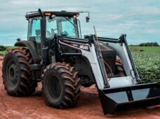Carregador frontal para tratores com até 240CV voltado a produtores de grande porte