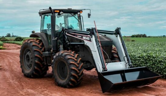 Carregador frontal para tratores com até 240CV voltado a produtores de grande porte