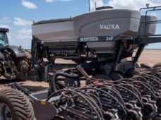 Plantadeira dobrável possui caixa para armazenagem de fertilizantes