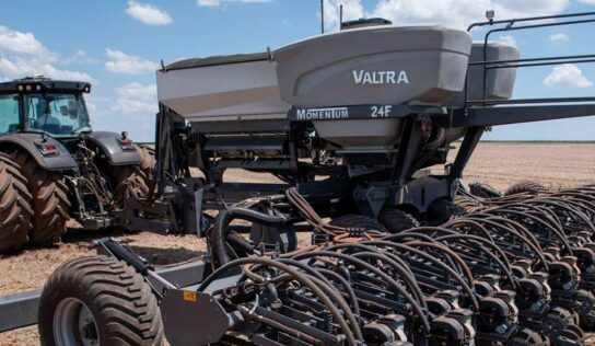 Plantadeira dobrável possui caixa para armazenagem de fertilizantes