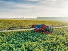 Pulverizador com tanque de 5 mil litros chega ao Brasil prometendo economia e precisão