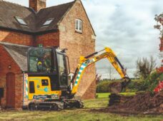 Miniescavadeira elétrica integra linha de Emissão Zero de fabricante britânica