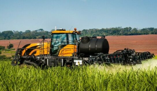 Tratores e pulverizadores priorizam desempenho, eficiência operacional e economia