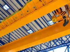 Fabricante demonstrou, no estande, operação de pontes rolantes, drives e guindastes