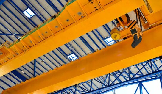 Fabricante demonstrou, no estande, operação de pontes rolantes, drives e guindastes