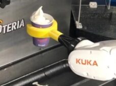 Célula robotizada serve sorvete em Joinville