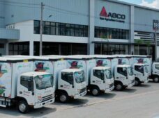 Fabricante integra veículos sustentáveis e coloca mulheres na direção dos caminhões