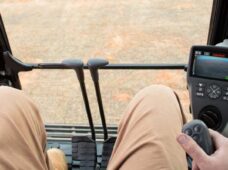 Ergonomia e segurança são pontos-chave para operador de escavadeira