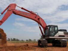 Escavadeiras operam na construção de tanques para piscicultura