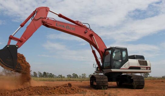 Escavadeiras operam na construção de tanques para piscicultura