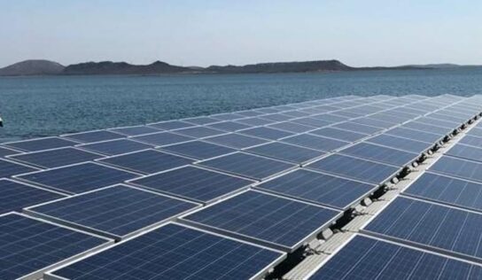 Tecnologia de painéis solares flutuantes potencializa geração de energia a baixo custo