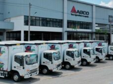 Caminhões elétricos e a gás dirigidos por mulheres integram frota de montadora