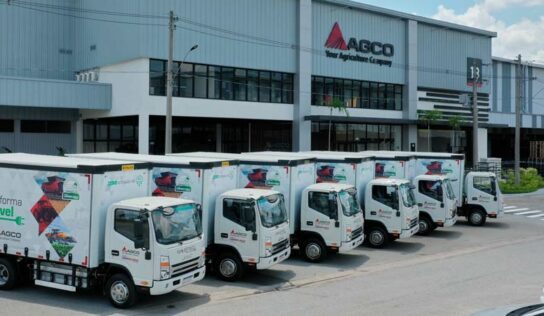 Caminhões elétricos e a gás dirigidos por mulheres integram frota de montadora