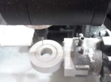 Equipamento para micro usinagem reúne funções de torno e fresadora