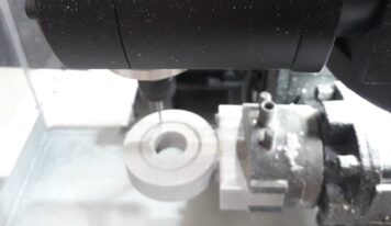 Equipamento para micro usinagem reúne funções de torno e fresadora