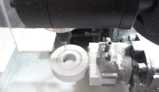 Equipamento para micro usinagem reúne funções de torno e fresadora