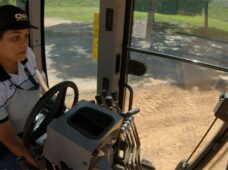 Fabricante oferece curso de operação de máquina de construção para mulheres