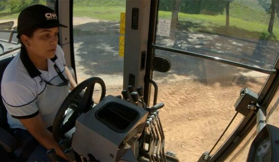 Fabricante oferece curso de operação de máquina de construção para mulheres