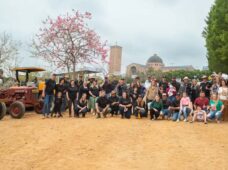 Comboio de tratores chegam a Aparecida do Norte depois de quatro dias de viagem