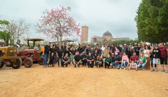 Comboio de tratores chegam a Aparecida do Norte depois de quatro dias de viagem