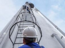 Trabalho em altura exige proteção de quem está lá embaixo
