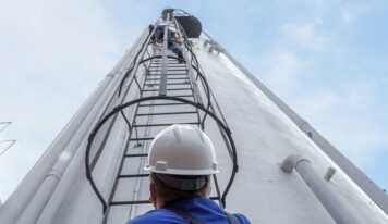 Trabalho em altura exige proteção de quem está lá embaixo