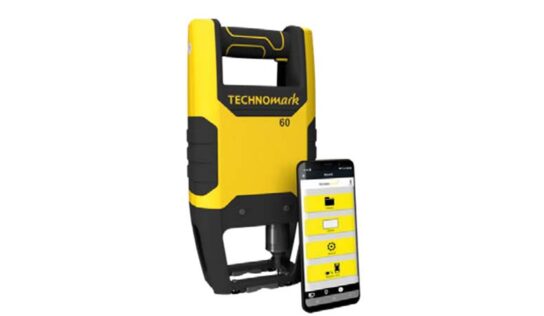 Máquina de marcação em metal com conexão wi-fi pelo celular integra portfólio