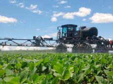 Pulverizador autopropelido chega mais robusto e com alta performance