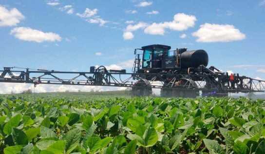 Pulverizador autopropelido chega mais robusto e com alta performance