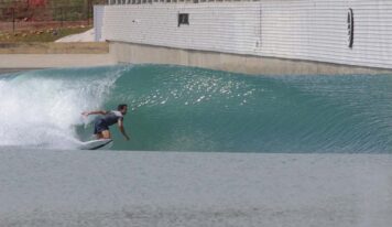 Piscina para surfe tem inversos de frequência de fornecedora brasileira