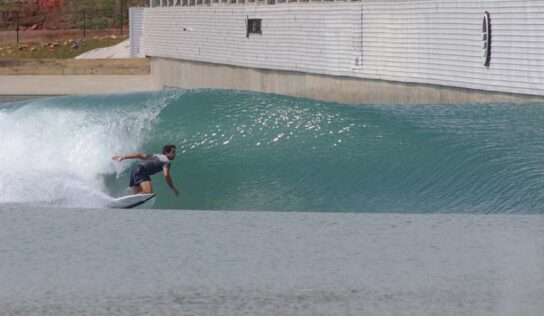 Piscina para surfe tem inversos de frequência de fornecedora brasileira