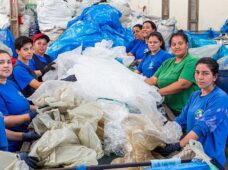 Mulheres chefes de família têm ganho de renda com parceria entre montadora e cooperativa de recicláveis