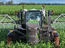 Pulverizador versátil atende diversas culturas e terrenos, durante toda a safra