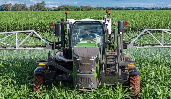 Pulverizador versátil atende diversas culturas e terrenos, durante toda a safra