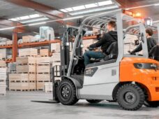 Nova empilhadeira compacta, prática, elétrica e econômica chega ao mercado brasileiro