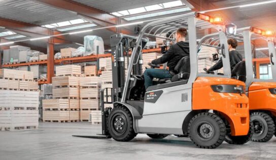 Nova empilhadeira compacta, prática, elétrica e econômica chega ao mercado brasileiro