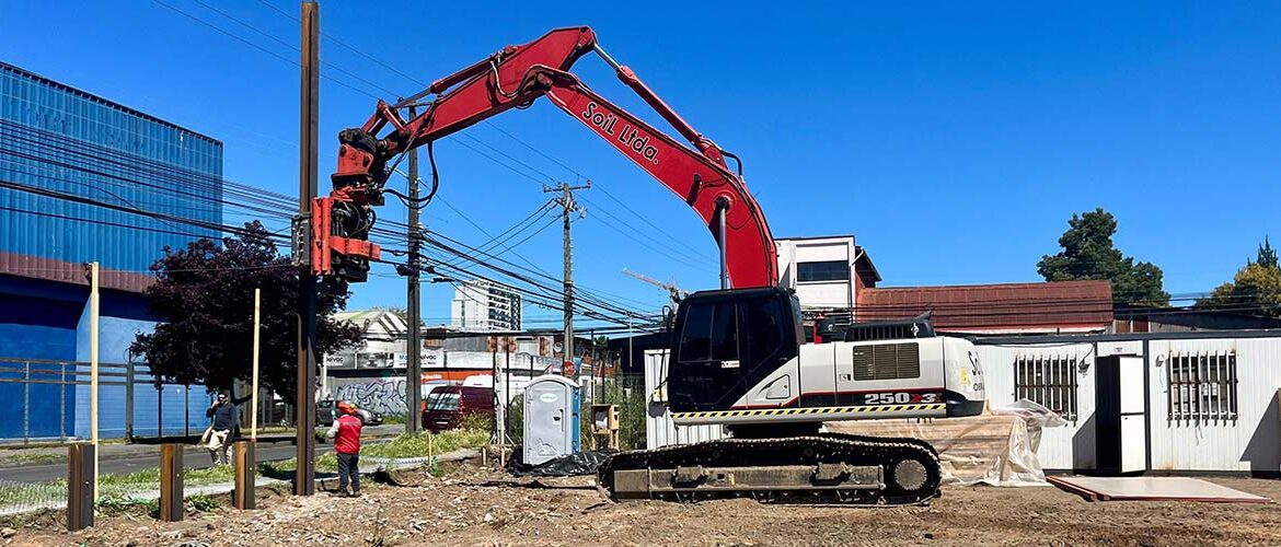 Escavadeira é usada em obra de escoramento em escavações no Chile