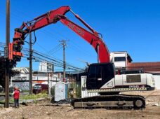 Escavadeira é usada em obra de escoramento em escavações no Chile